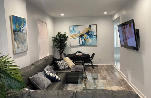Burnside House | Beautiful home near WhiteSox Stadium and Downtown Chicago.