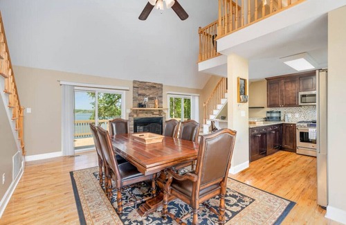 Mayhew House | Beautiful home on Lake Noman