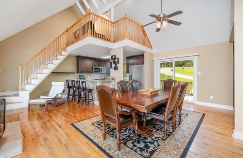 Mayhew House | Beautiful home on Lake Noman
