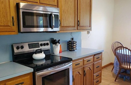 Waterford House | Beautiful Home w/ 6 person hot tub 1 mile to beach & 20 min to Mystic & Mohegan