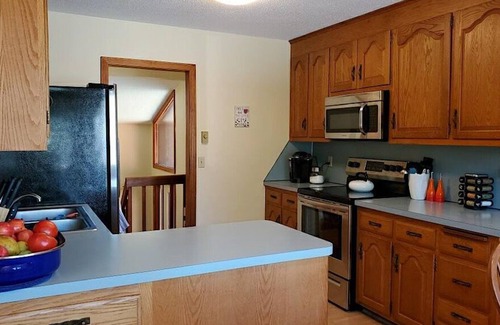 Waterford House | Beautiful Home w/ 6 person hot tub 1 mile to beach & 20 min to Mystic & Mohegan