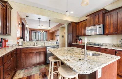 Lead House | Beautiful home w/private hot tub, poker table, pool table, WiFi, sauna, firepit