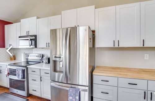 Yakima House | Beautiful home with a day of swimming with a private pool and jacuzzi