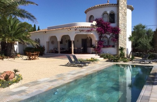 Les Tres Cales Ski Chalet | Beautiful house with magnificent mirror pool in Las Tres Calas