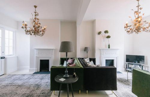 Cirencester House | Beautiful house, Cirencester centre, parking