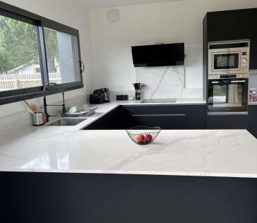 Bias House | Beautiful house with a hot tub and garden