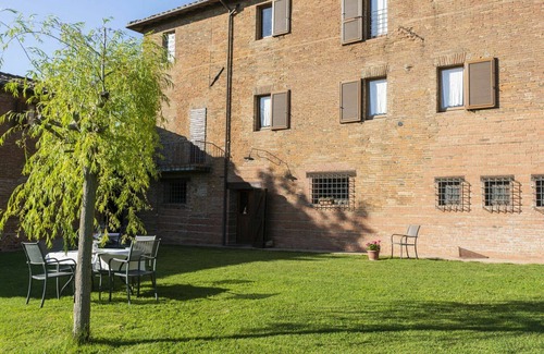 Castiglione del Lago House | Beautiful apartment in villa for 18 guests with WIFI, pool, hot tub, A/C, TV, patio and pets all.