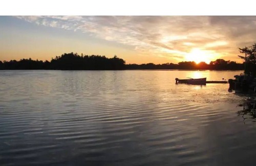 Frontenac Cottage | Beautiful Lake Front 2BR Cottage