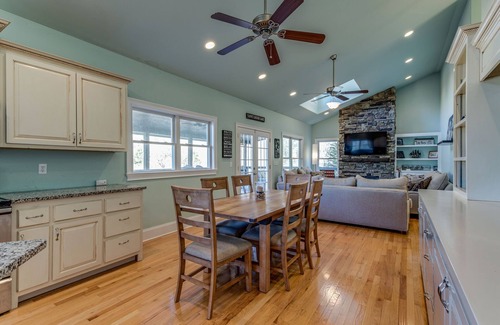 Estill Springs House | Beautiful Lake House that sits on Tims Ford Lake