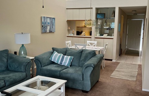 Venice Condo | Beautiful Lakefront Condo W/Pool Near Beach