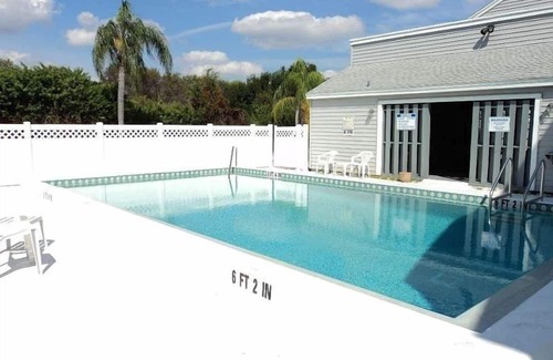 Venice Condo | Beautiful Lakefront Condo W/Pool Near Beach