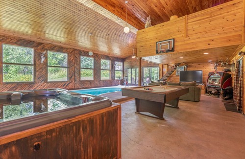 Grand Rapids Cabin | Beautiful Lakefront Heated Indoor Pool Unit