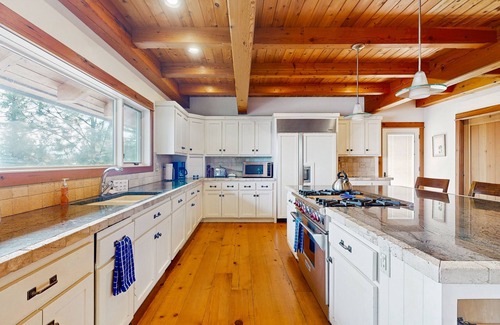 Sandpoint Cabin | Beautiful lakefront lodge w/views, private beach access, & large deck