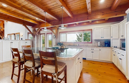 Sandpoint Cabin | Beautiful lakefront lodge w/views, private beach access, & large deck