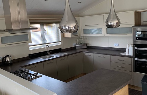Tattershall Cabin | Beautiful Lakeside lodge with Hot Tub