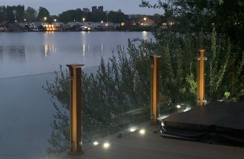 Tattershall Cabin | Beautiful Lakeside lodge with Hot Tub