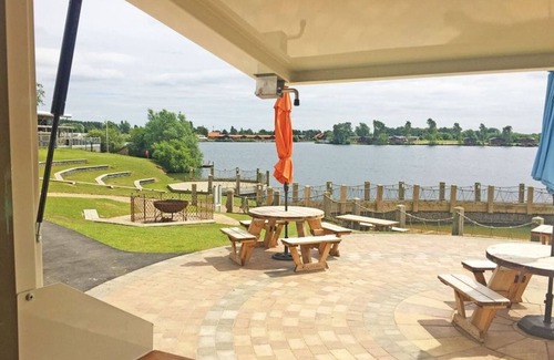 Tattershall Cabin | Beautiful Lakeside lodge with Hot Tub