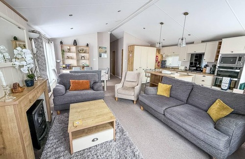 Hopton Cabin | Beautiful lodge with decking in Norfolk, at Breydon Water Park ref 10045B