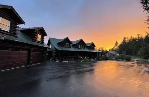 Port Angeles Apartment | Beautiful Log Cabin Studio, Hot Tub, Free EV Charger