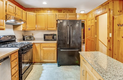 Jamaica House | Beautiful log cabin w/covered porch, fire pit, secluded - close to Stratton Mtn!