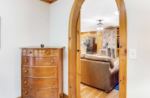 Jamaica House | Beautiful log cabin w/covered porch, fire pit, secluded - close to Stratton Mtn!