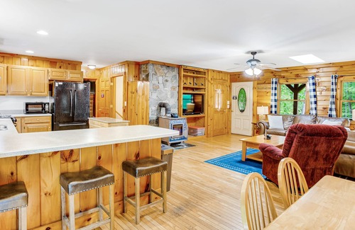 Jamaica House | Beautiful log cabin w/covered porch, fire pit, secluded - close to Stratton Mtn!
