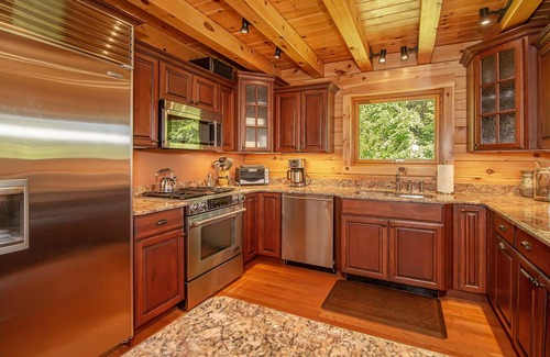 West Dover Cabin | Beautiful log home close to Mt. Snow with hot tub and sauna.