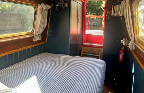 Hanwell Boat Rental | Beautiful London narrowboat moored in private garden