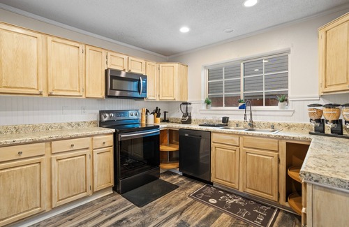 South Arlington House | Beautiful Luxury Budget Home With Pool. Near 6Flags/AT&T