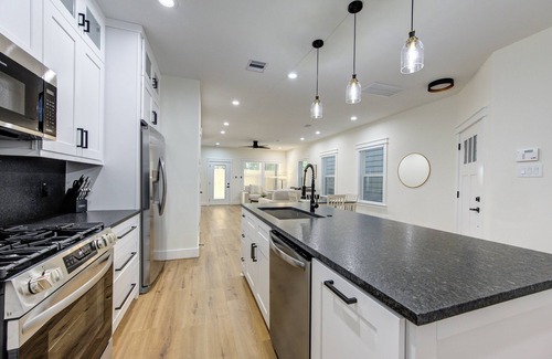North Houston House | Beautiful Luxury Villa near downtown and IAH
