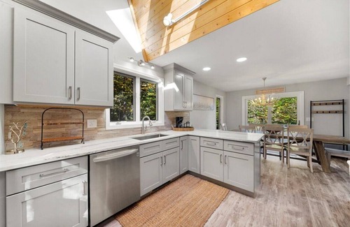 Stratton and Bromley Ski Areas Ski Chalet | Beautiful Manchester VT Mountain Retreat w/Hot Tub