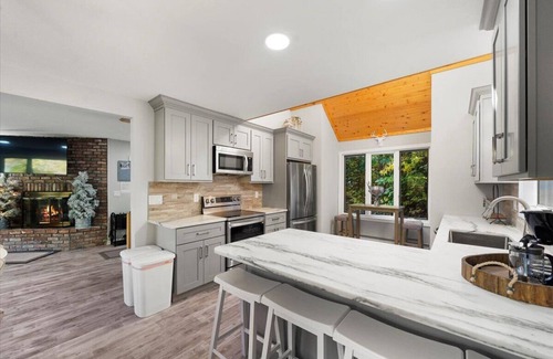 Stratton and Bromley Ski Areas Ski Chalet | Beautiful Manchester VT Mountain Retreat w/Hot Tub