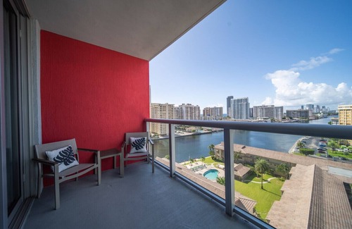 Hallandale Beach Apartment | Beautiful Miami Beach Studio Apt w/2 Beds and Beach
