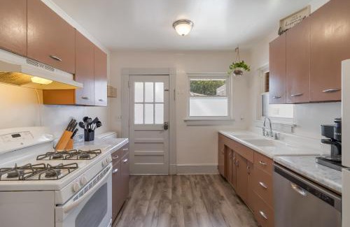 Home Park Apartment | Beautiful Midtown home-sleeps 13