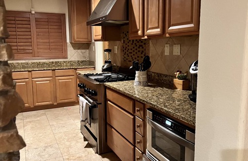 Willo House | Beautiful Midtown Willo retreat with private pool and gym