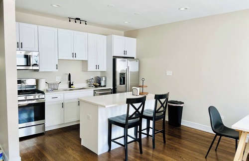 South Shore Condo | Beautiful, modern 3 bed 2 bath condo near Hyde Park, Obama Center and Lakefront