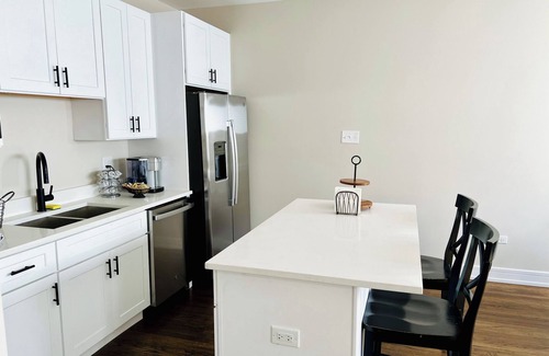 South Shore Condo | Beautiful, modern 3 bed 2 bath condo near Hyde Park, Obama Center and Lakefront