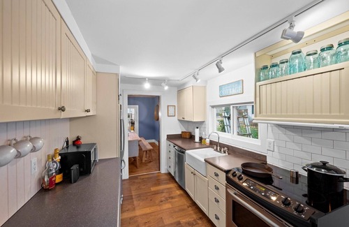 Lakeside Cottage | Beautiful, modern cottage with lake views inside Lakeside!
