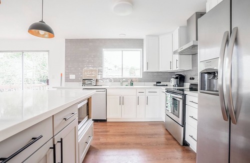 South Beacon Hill House | Beautiful Modern Farmhouse near DT w/6 queen rooms