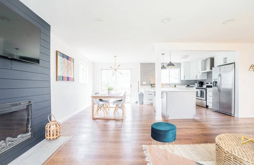 South Beacon Hill House | Beautiful Modern Farmhouse near DT w/6 queen rooms