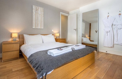 Les Varcins Ski Chalet | Beautiful & Modern 14 person chalet with Large outdoor Jacuzzi & stunning views