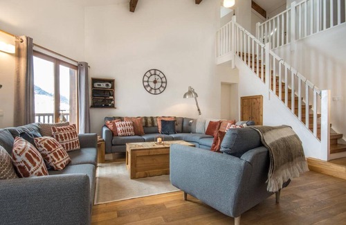Les Varcins Ski Chalet | Beautiful & Modern 14 person chalet with Large outdoor Jacuzzi & stunning views