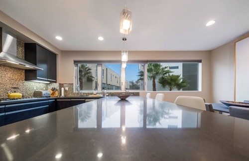 Marina Peninsula House | Beautiful Modern 3 Bed /3 Bath Townhouse in Amazing Location 5 Min from Beach!