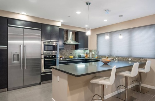 Marina Peninsula House | Beautiful Modern 3 Bed /3 Bath Townhouse in Amazing Location 5 Min from Beach!