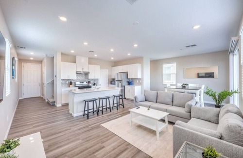 Enterprise House | Beautiful Modern Vegas Built 2022, 10 min to Strip
