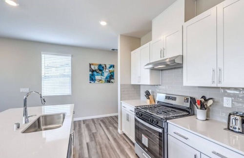 Enterprise House | Beautiful Modern Vegas Built 2022, 10 min to Strip