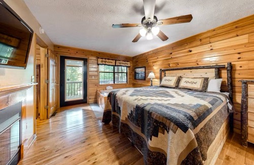 Sevierville Cabin | Beautiful Mountain Cabin Hot Tub Fireplace No Mountain Roads