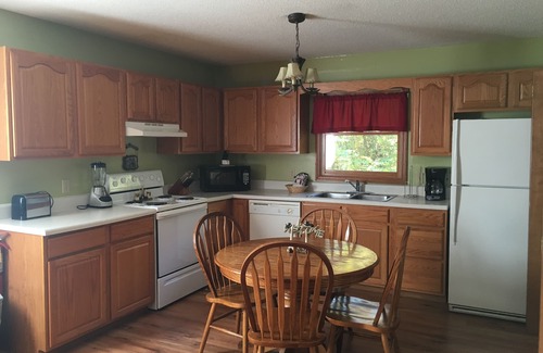 Gatlinburg Cabin | Beautiful Mountain View! WiFi & Linens included. Between Stoplights 1 and 2A