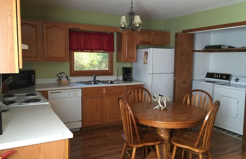 Gatlinburg Cabin | Beautiful Mountain View! WiFi & Linens included. Between Stoplights 1 and 2A