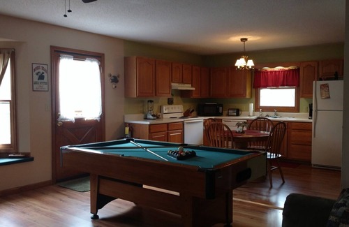 Gatlinburg Cabin | Beautiful Mountain View! WiFi & Linens included. Between Stoplights 1 and 2A
